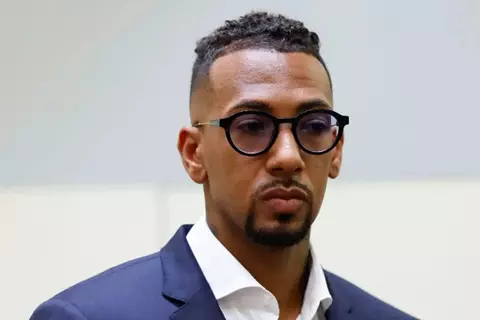 زيارة مثيرة للجدل.. بواتينج يتدرب في برشلونة ويلتقي فليك